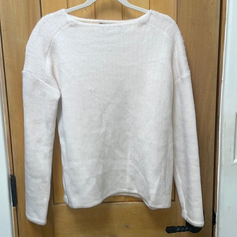 Size P Theory sweater white fuzzy